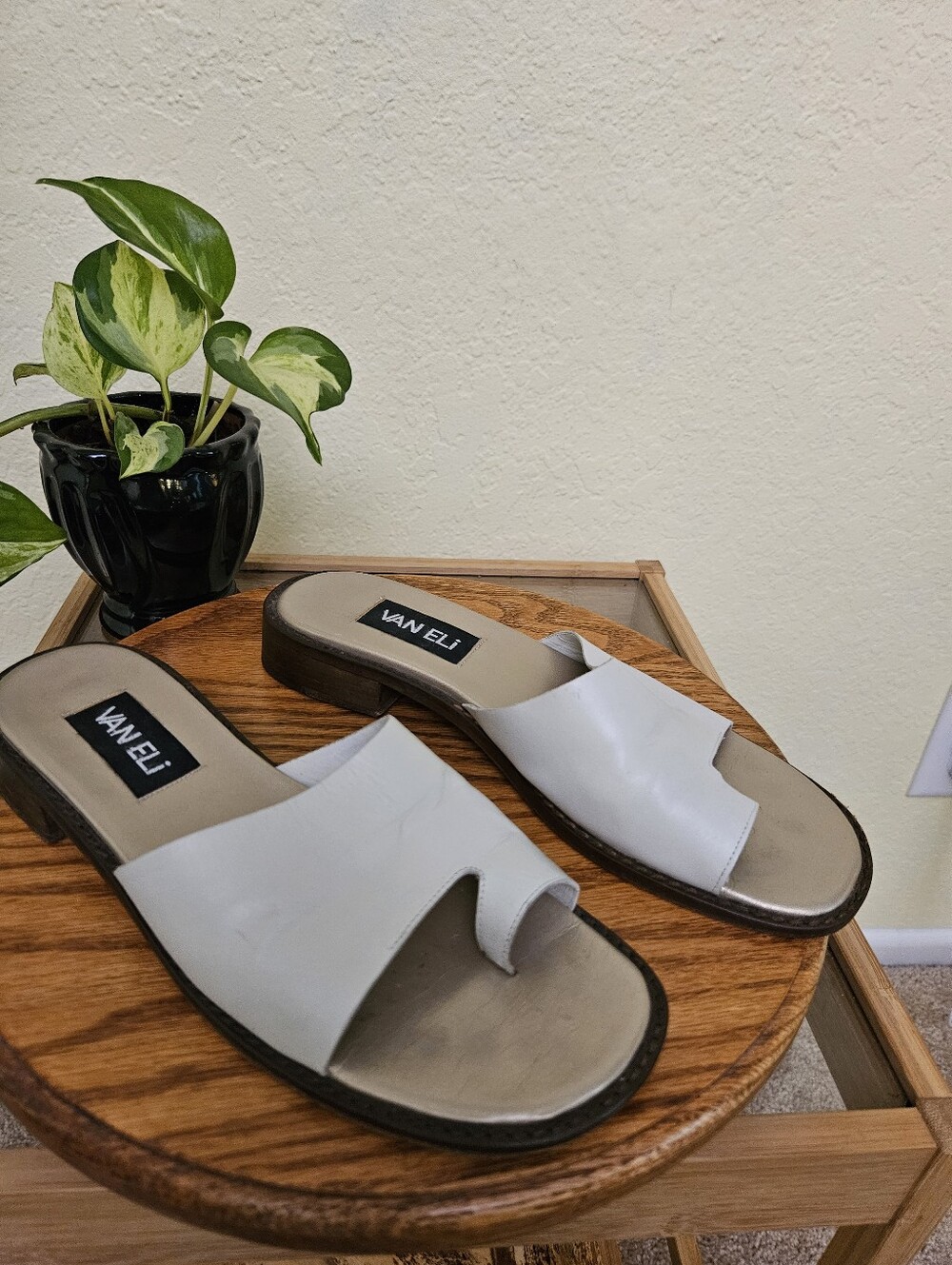 VANELi Tallis White Leather Toe Loop Slide Sandals for Women Sz 6.5